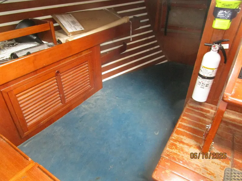 Slide: The Image of 37' Tayana salon starboard quarter berth - 6509561
