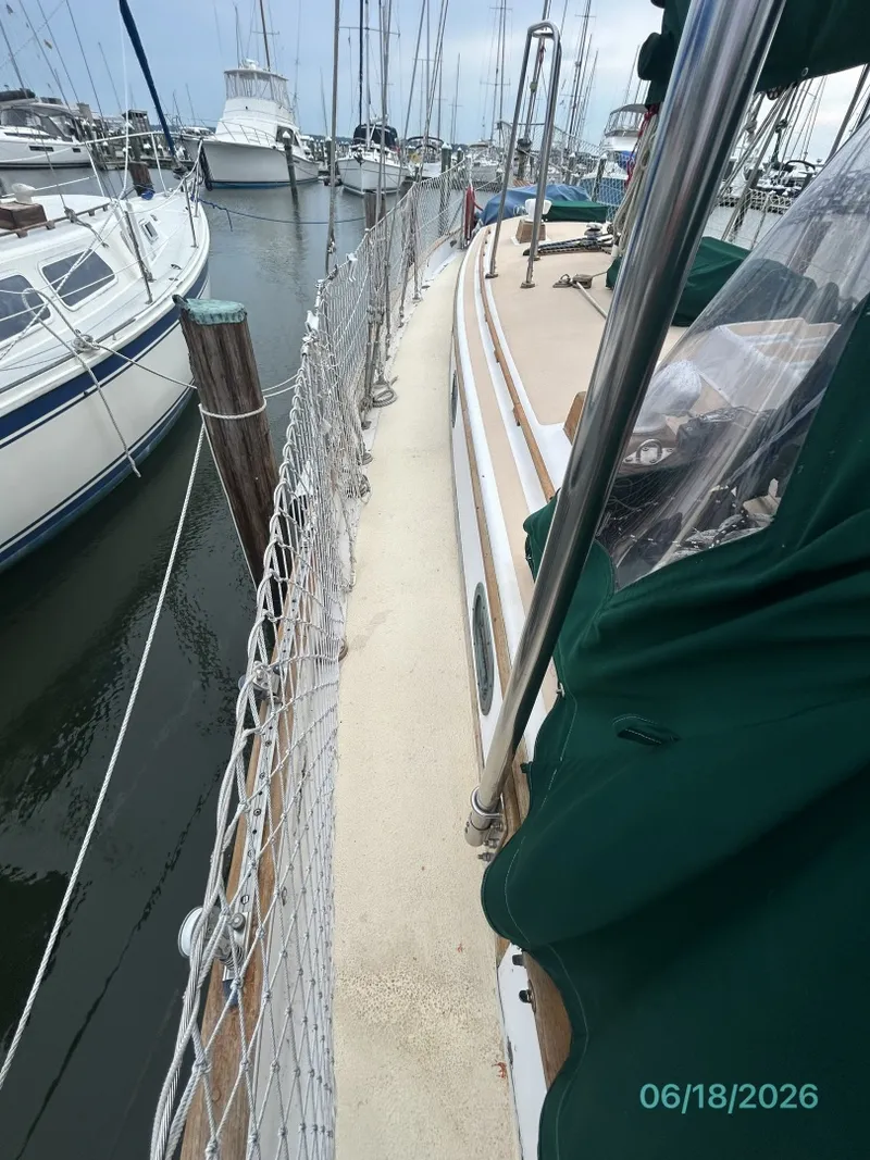 Slide: The Image of 37' Tayana port side deck2 - 6509552