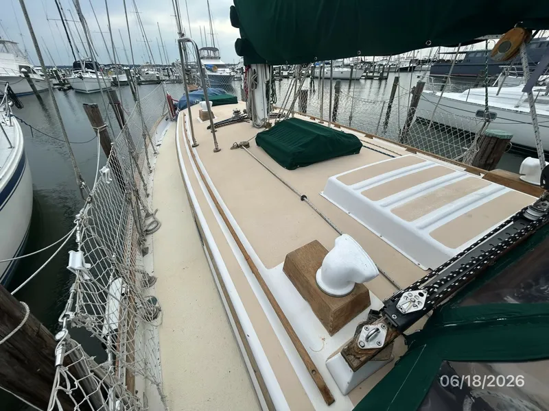 Slide: The Image of 37' Tayana foredeck2 - 6509535
