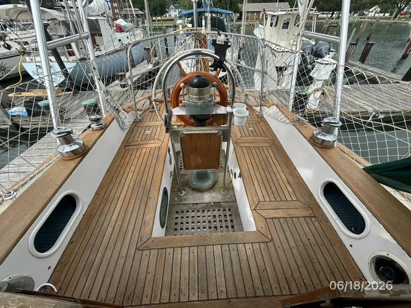 Slide: The Image of 37' Tayana cockpit aft - 6509526