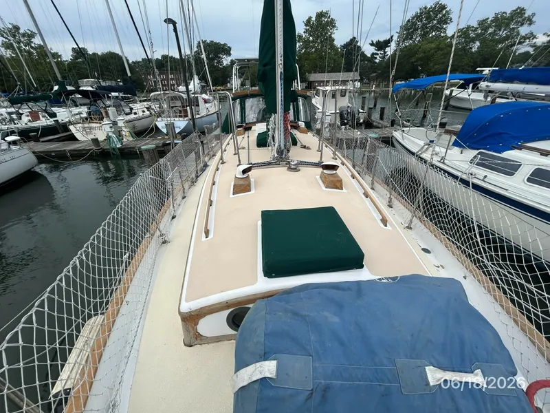 Slide: The Image of 37' Tayana foredeck aft - 6509534