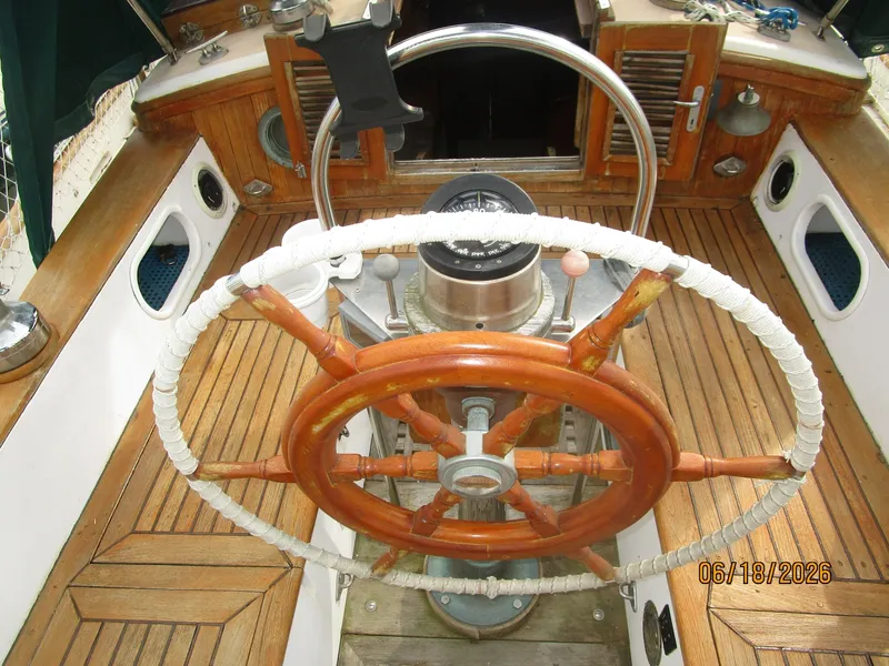 Slide: The Image of 37' Tayana cockpit helm - 6509529