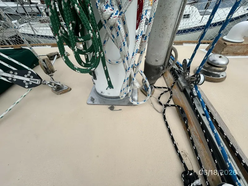 Slide: The Image of 37' Tayana mast base2 - 6509547