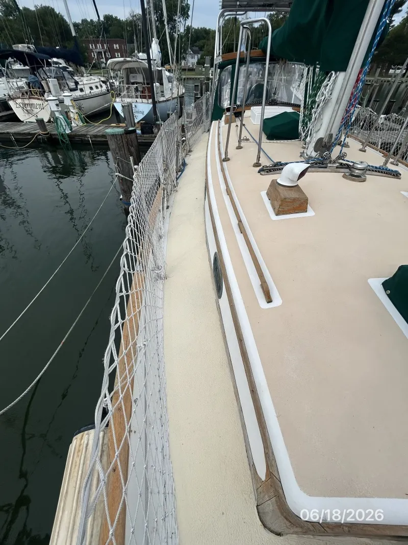 Slide: The Image of 37' Tayana starboard side deck1 - 6509577