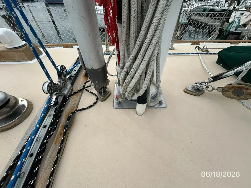 Slide: The Image of 37' Tayana mast base1 - 6509546
