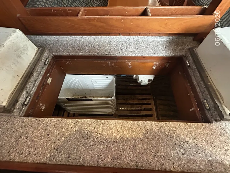 Slide: The Image of 37' Tayana galley refrigeration - 6509544