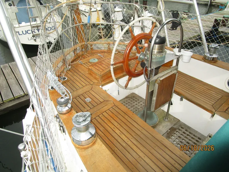 Slide: The Image of 37' Tayana cockpit - 6509531