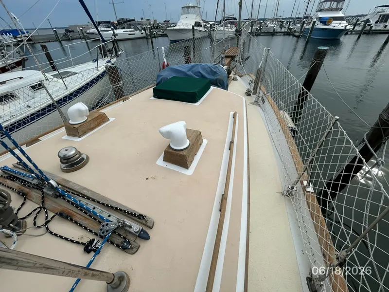 Slide: The Image of 37' Tayana foredeck4 - 6509537