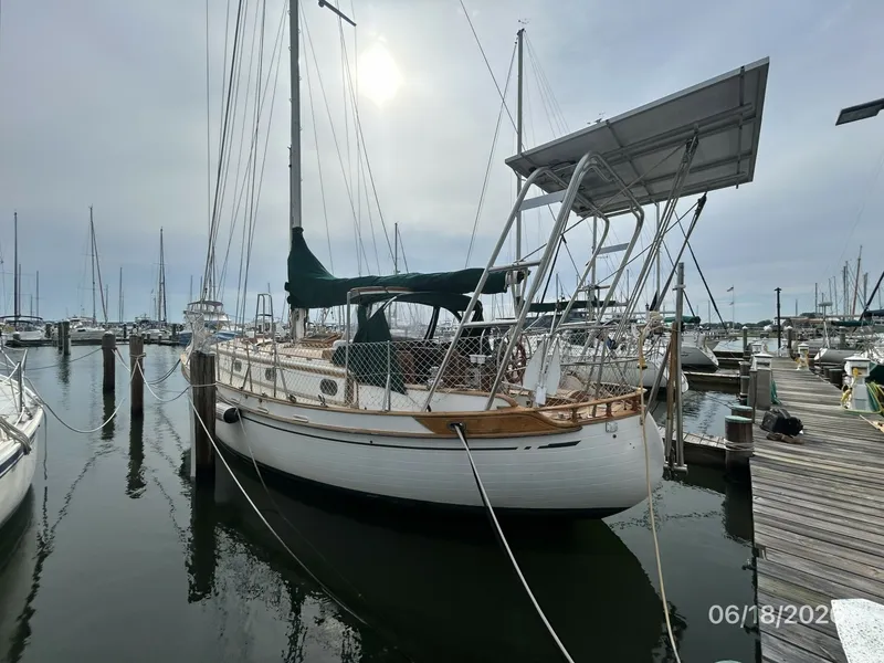 The Image of 37' Tayana port aft profile - 6509551