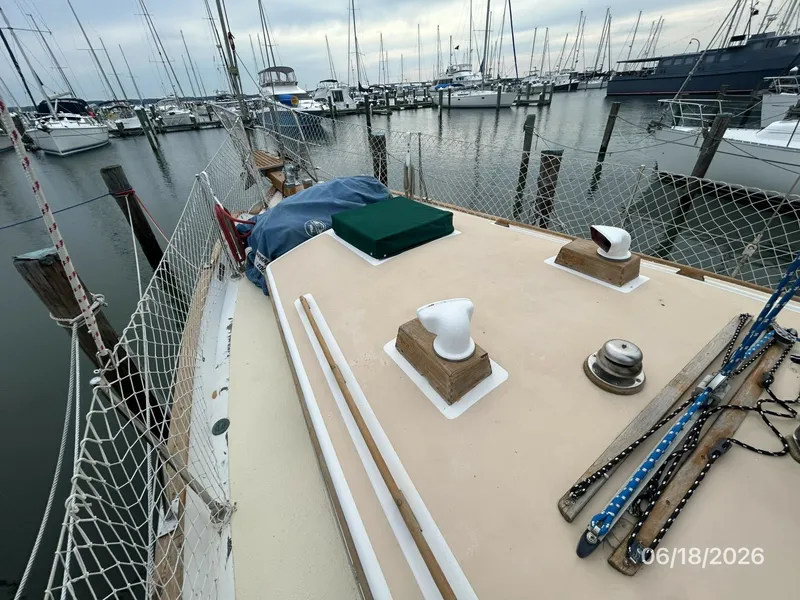 Slide: The Image of 37' Tayana foredeck1 - 6509536