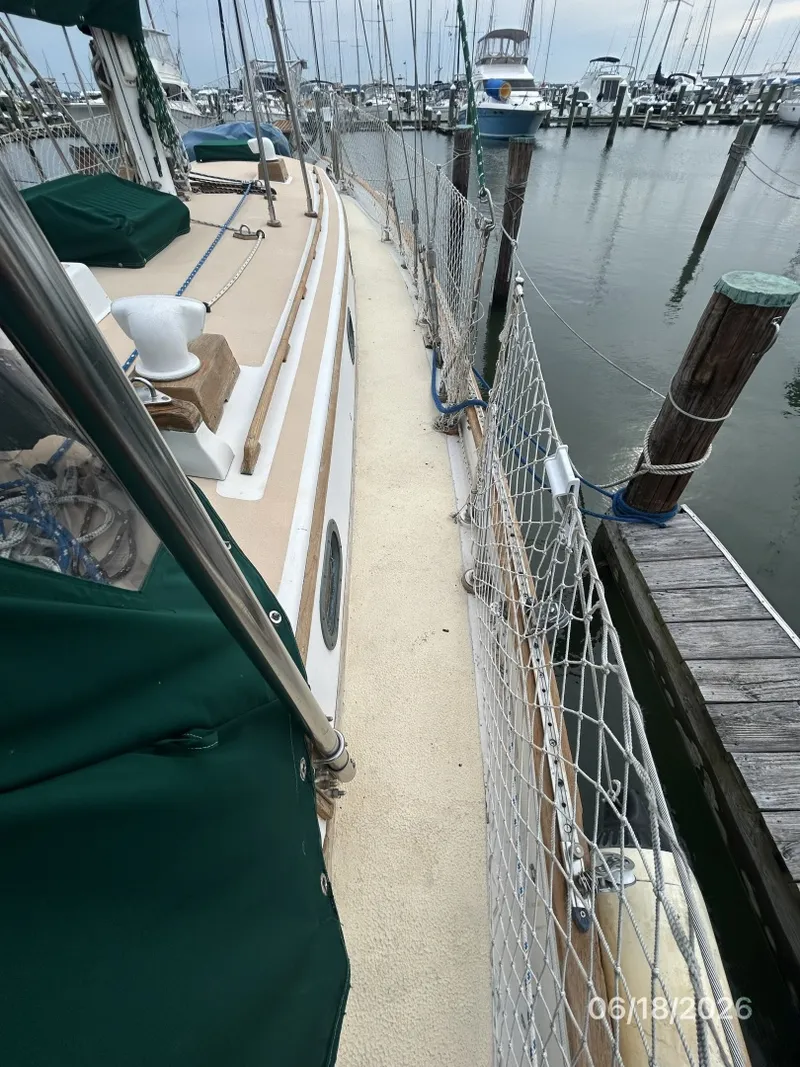 Slide: The Image of 37' Tayana starboard side deck2 - 6509576