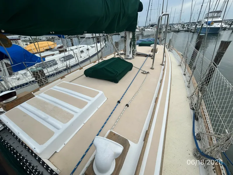 Slide: The Image of 37' Tayana foredeck3 - 6509538
