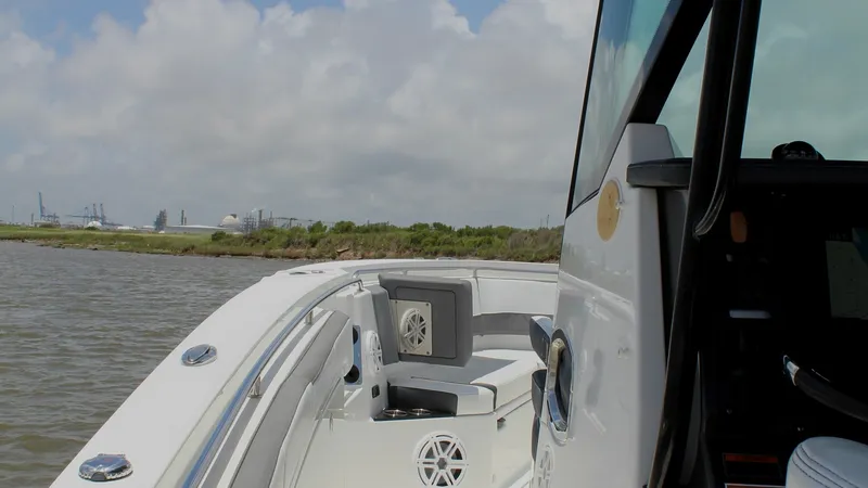Slide: The Image of Bow Seating Area with Speakers The bow of the 2020 Blackfin 332 Center Console features a comfortable seating area with integrated speakers, perfect for relaxation and entertainment. The sleek design and high-quality finishes are complemented by the panoramic views on offer. This area - 6687442