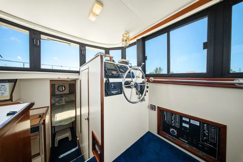Slide: The Image of Camano 31 Trawler 2001 - 6518125