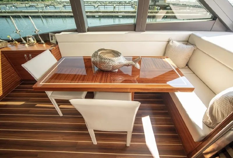 Slide: The Image of Hatteras 60 OVATION - Dinette 2017 Hatteras 60 Motoryacht OVATION - 7656306