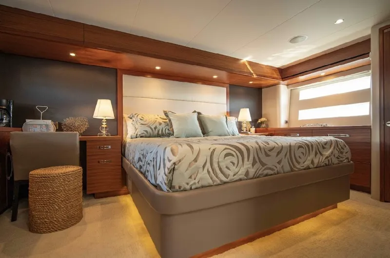 Slide: The Image of Hatteras 60 OVATION - Master Stateroom 2017 Hatteras 60 Motoryacht OVATION - 7656309