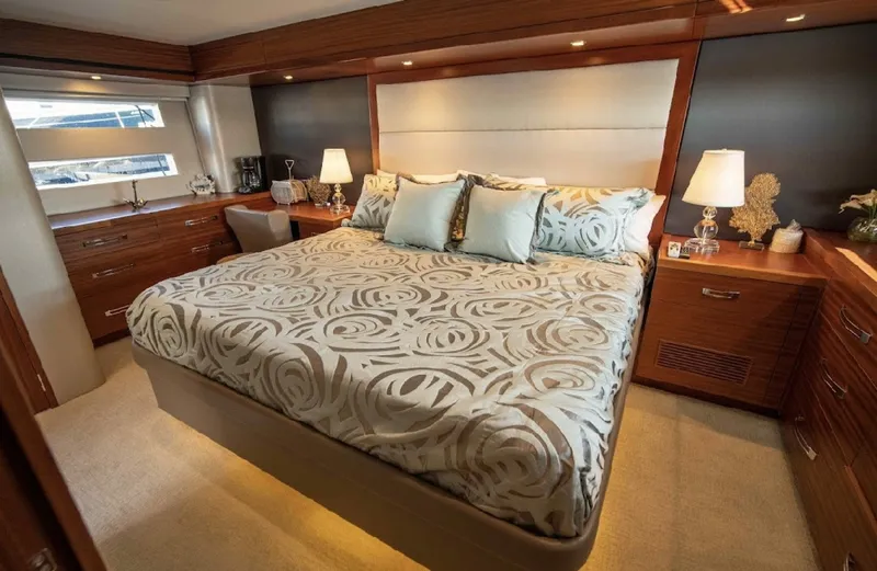Slide: The Image of Hatteras 60 OVATION - Master Stateroom 2017 Hatteras 60 Motoryacht OVATION - 7656307