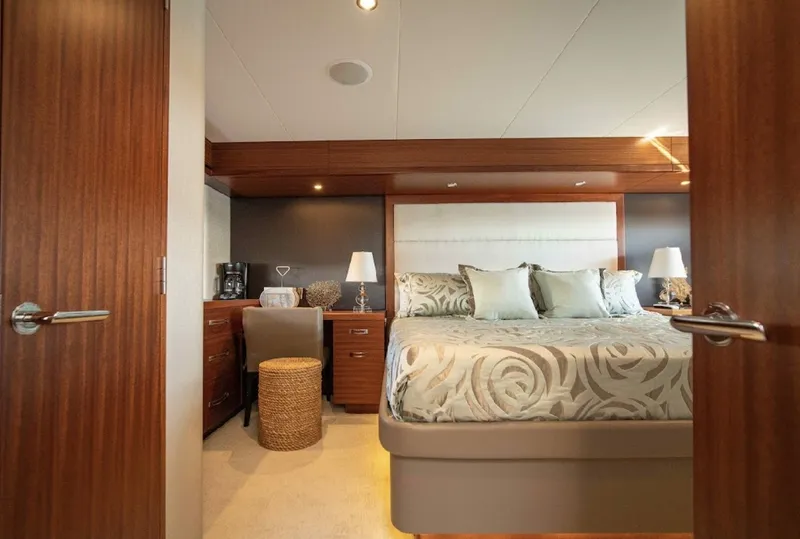 Slide: The Image of Hatteras 60 OVATION - Master Stateroom 2017 Hatteras 60 Motoryacht OVATION - 7656308