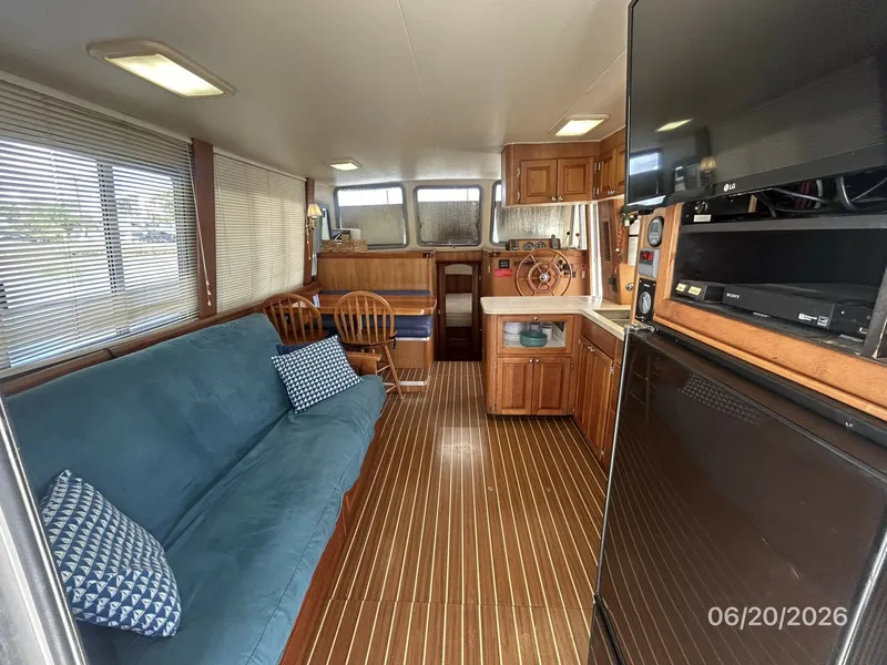 Slide: The Image of 40' Mainship salon forward - 6519949