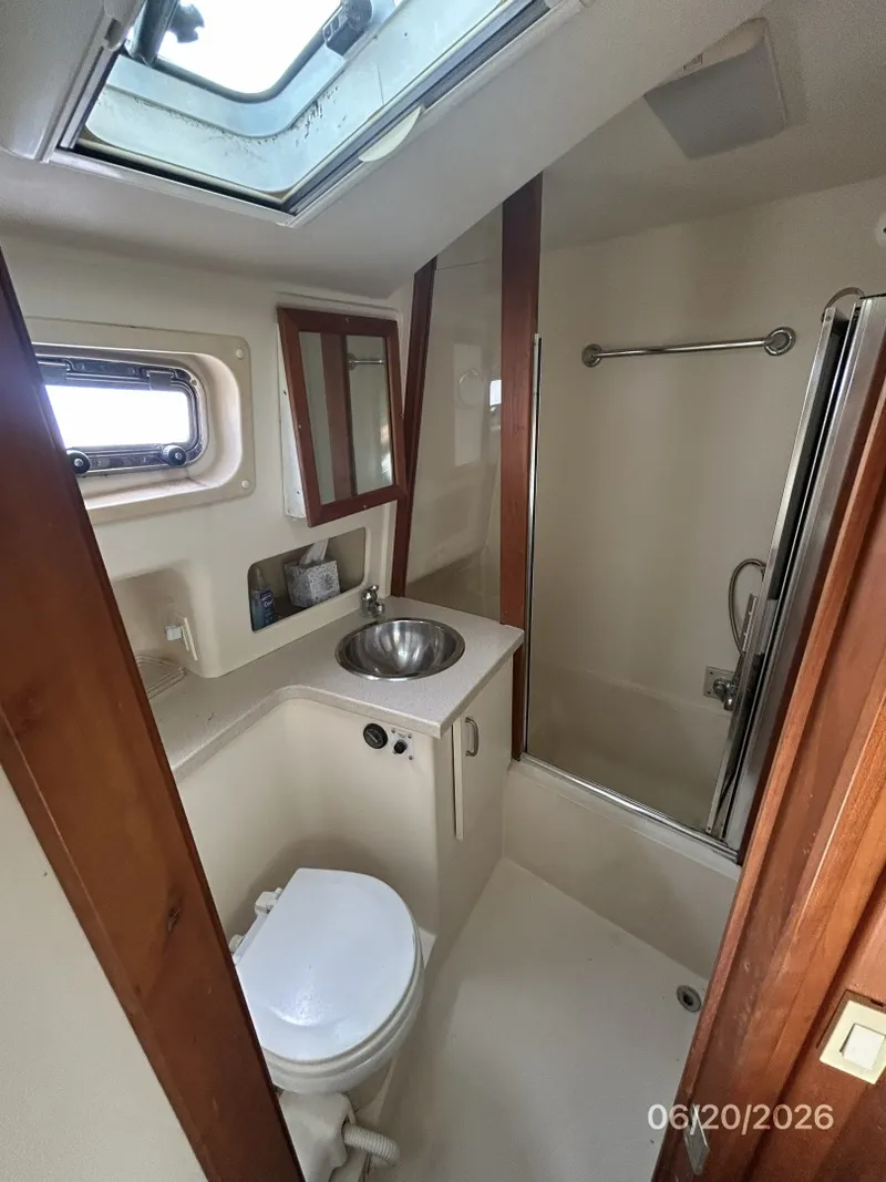 Slide: The Image of 40' Mainship head-shower - 6519916