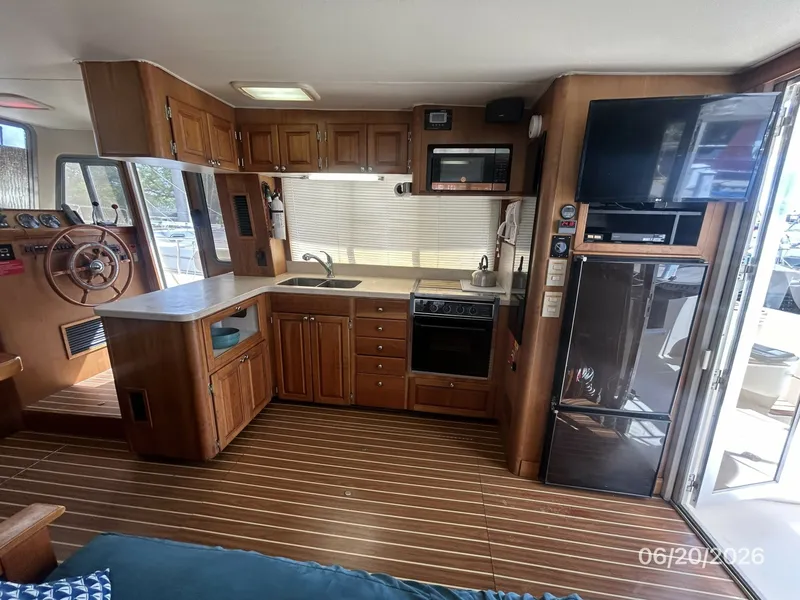 Slide: The Image of 40' Mainship salon starboard - 6519953