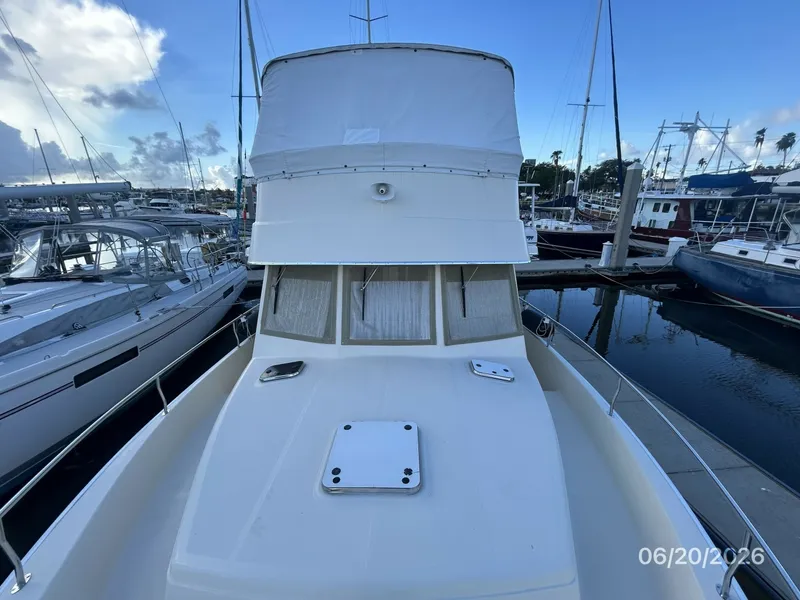 Slide: The Image of 40' Mainship foredeck aft - 6519890