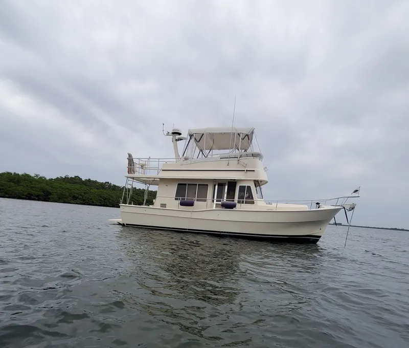 The Image of 40' Mainship starboard profile - 6522971