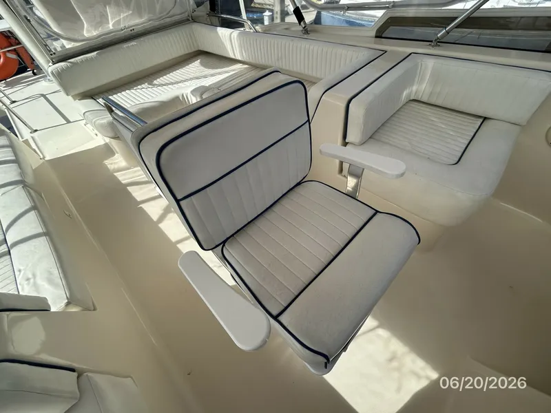 Slide: The Image of 40' Mainship flybridge helmseat - 6519868