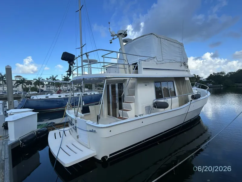 Slide: The Image of 40' Mainship starboard aft profile - 6519954