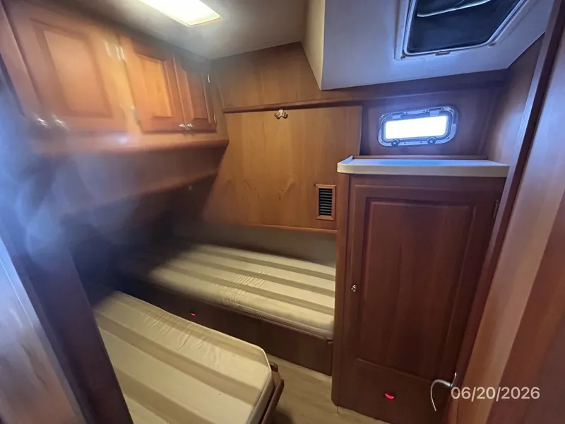 Slide: The Image of 40' Mainship guest stateroom - 6519914