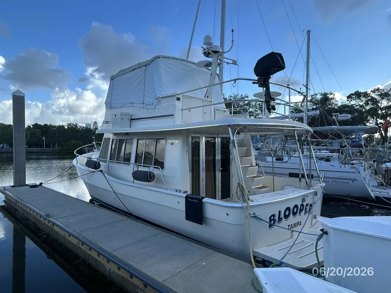 Slide: The Image of 40' Mainship port aft profile - 6519943