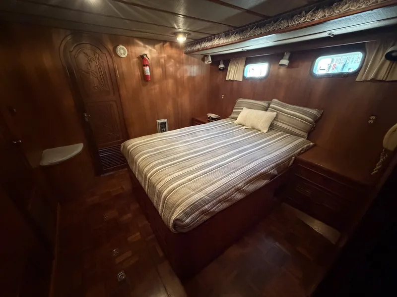 Slide: The Image of Marine Trader 50 1981 - 6519899