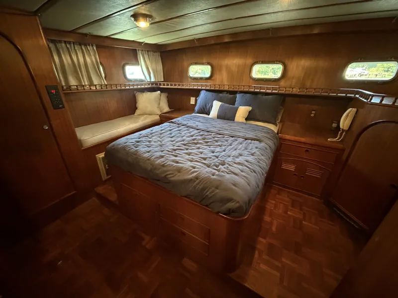 Slide: The Image of Marine Trader 50 1981 - 6519917