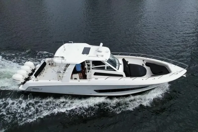 Slide: The Image of Boston Whaler 420 Outrage 2020 - 6520100