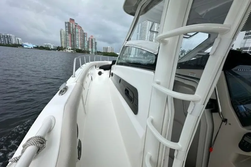 Slide: The Image of Boston Whaler 420 Outrage 2020 - 6520130