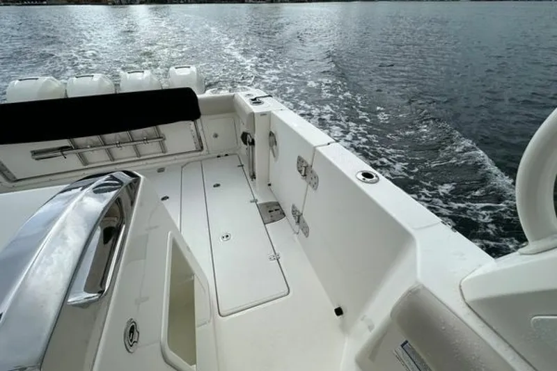 Slide: The Image of Boston Whaler 420 Outrage 2020 - 6520105
