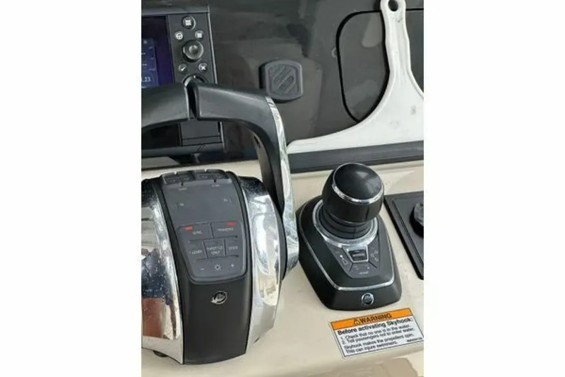 Slide: The Image of Boston Whaler 420 Outrage 2020 - 6520119