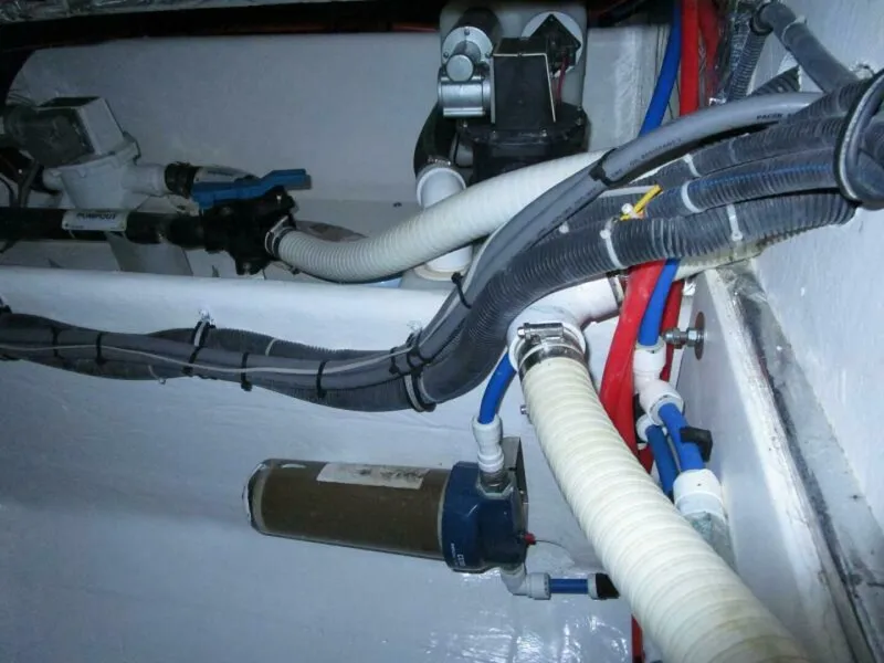 Slide: The Image of Aft Salon Bilge To Port - 6535563