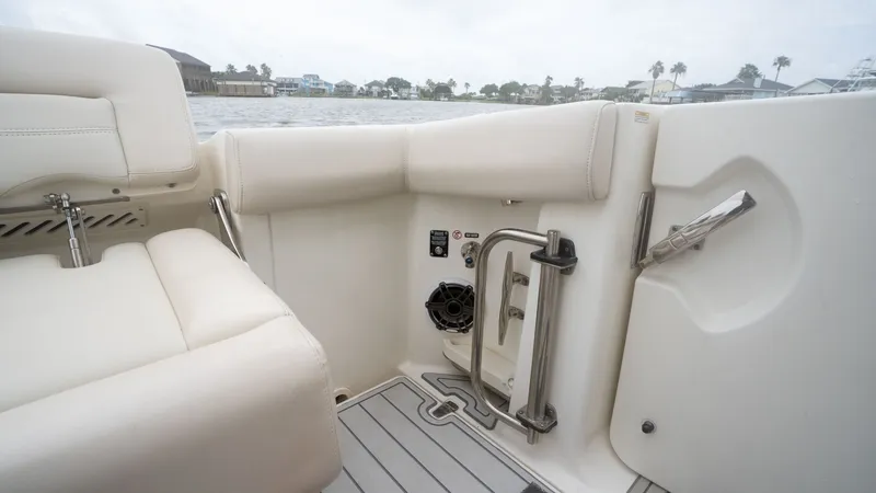 Slide: The Image of Boston Whaler 350 Realm 2019 - 6546649