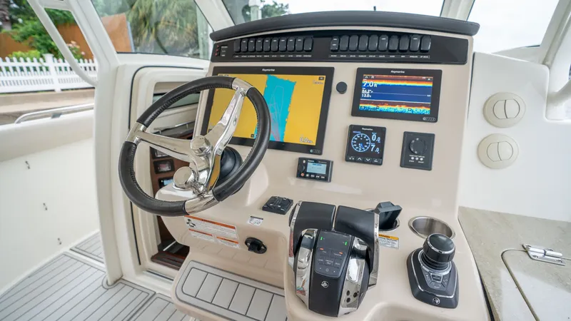 Slide: The Image of Boston Whaler 350 Realm 2019 - 6546662