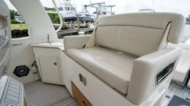 Slide: The Image of Boston Whaler 350 Realm 2019 - 6546659