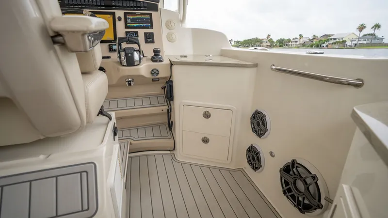 Slide: The Image of Boston Whaler 350 Realm 2019 - 6546661