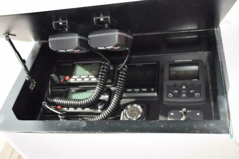 Slide: The Image of Thruster, Auto Tabs, Autopilot, Spotlight, VHF Radios - 6536002