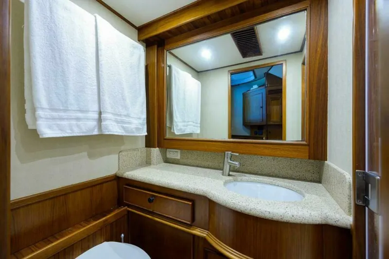 Slide: The Image of Head With Large Mirror, Corian Vanity - 6536028