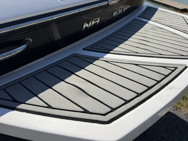 Slide: The Image of Correct Craft Ski Nautique 200 OB 2011 - 6536659