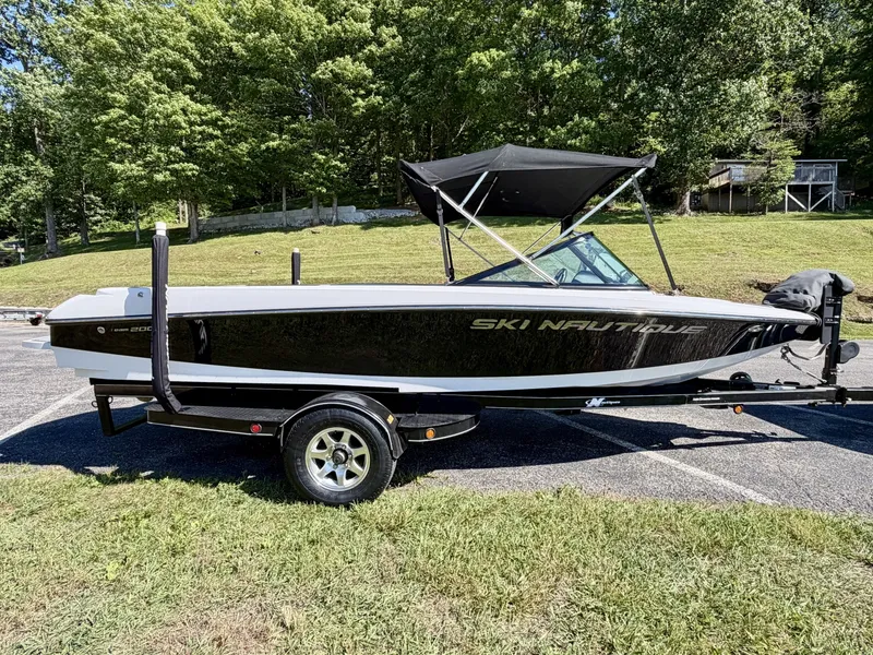 Slide: The Image of Correct Craft Ski Nautique 200 OB 2011 - 6536600
