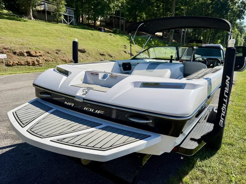 Slide: The Image of Correct Craft Ski Nautique 200 OB 2011 - 6536665
