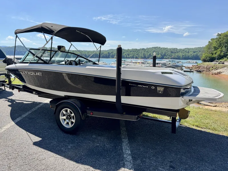 Slide: The Image of Correct Craft Ski Nautique 200 OB 2011 - 6536594