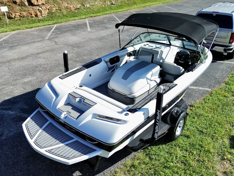Slide: The Image of Correct Craft Ski Nautique 200 OB 2011 - 6536584