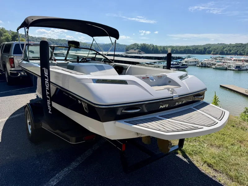 Slide: The Image of Correct Craft Ski Nautique 200 OB 2011 - 6536607